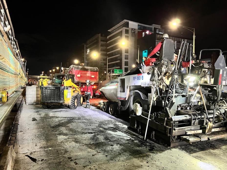 Trabajos nocturnos de asfalto en la Autopista Norte