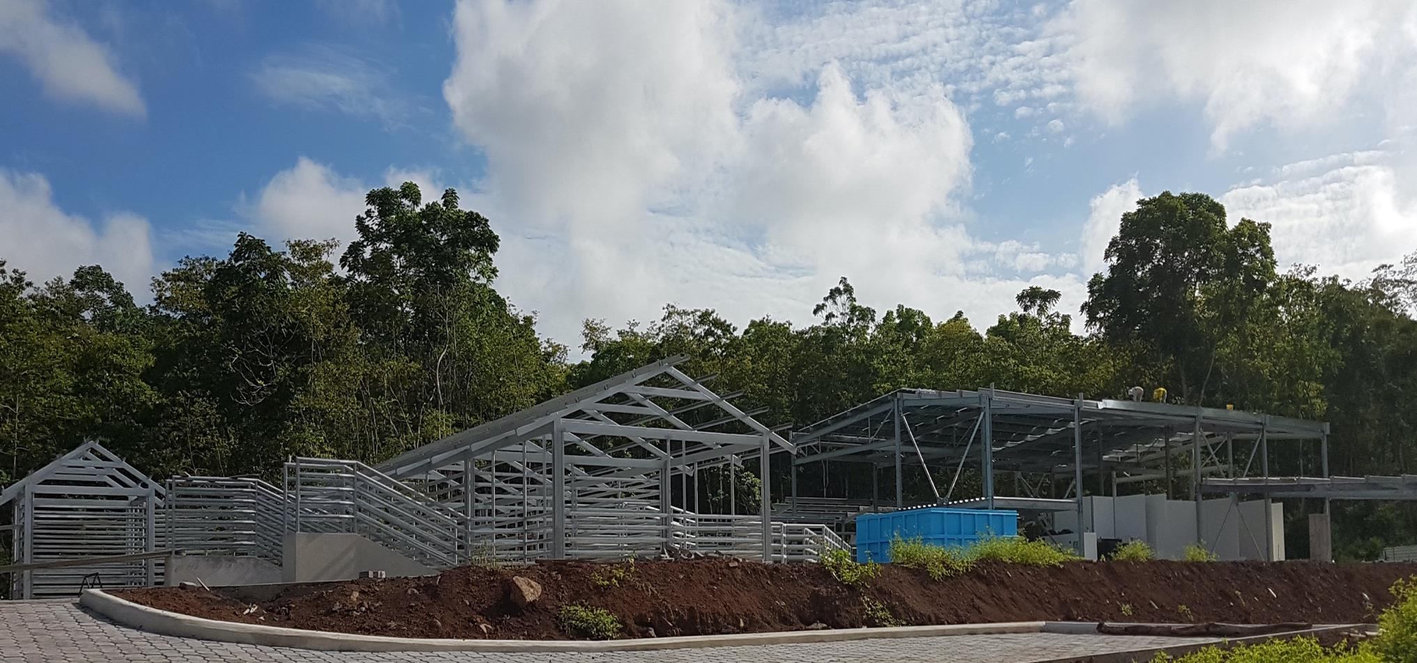 Naves en estructura metálica del centro de faenamiento en Isla Galápagos
