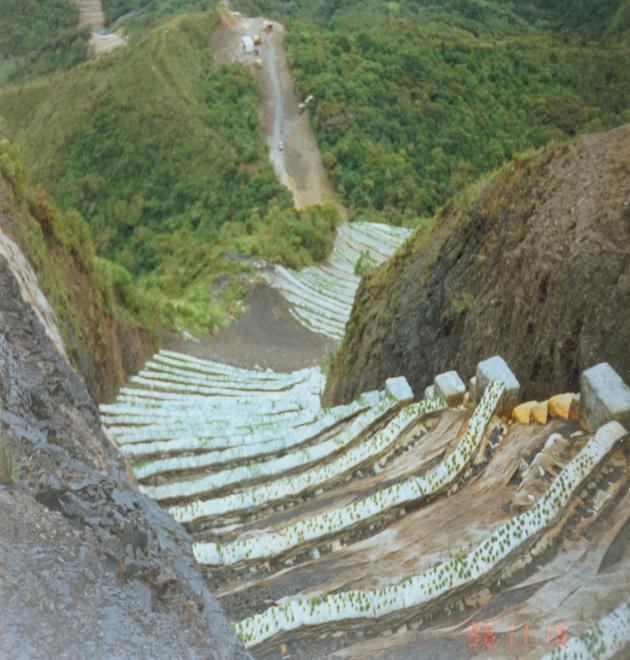 Obra de estabilización de talud y manejo de aguas