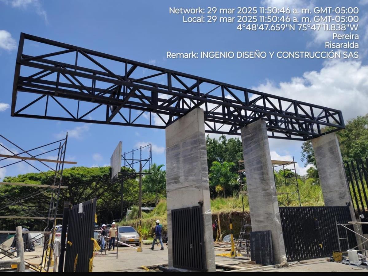 Estructura metálica de la portería de la obra Ivory