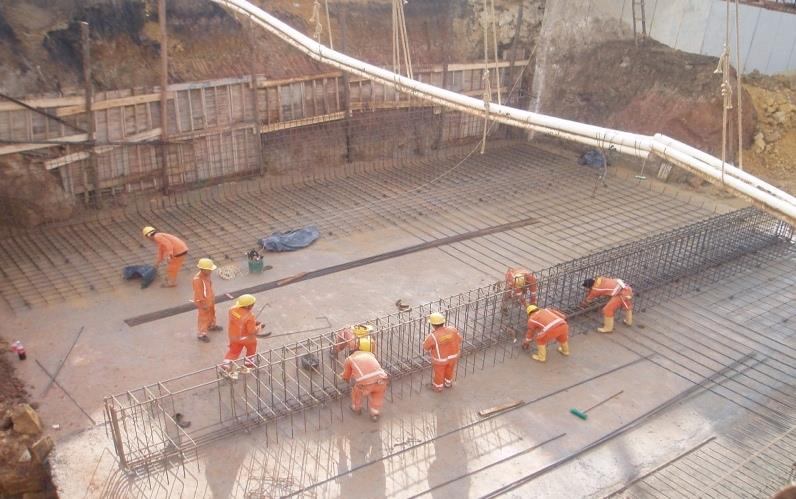 Equipo de INGENIO armando acero de refuerzo en una losa